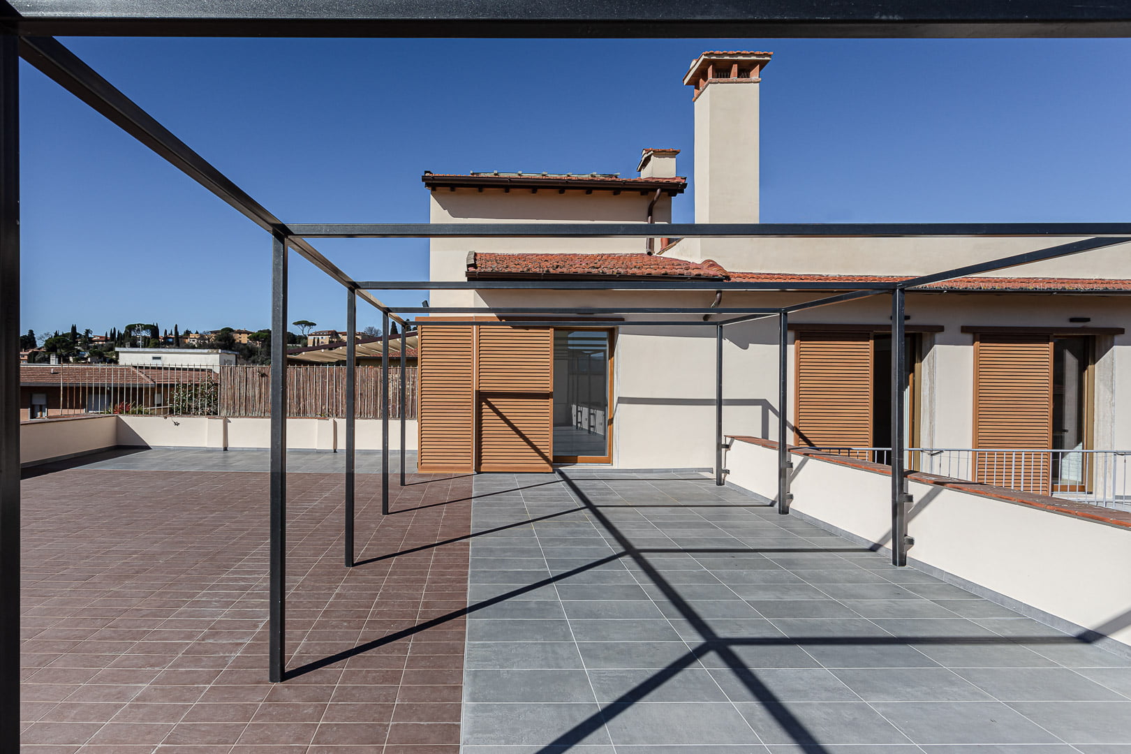 Ristrutturazione open space, efficientamento energetico con cappotto termico di appartamento con terrazza con pergola bioclimatica a Firenze