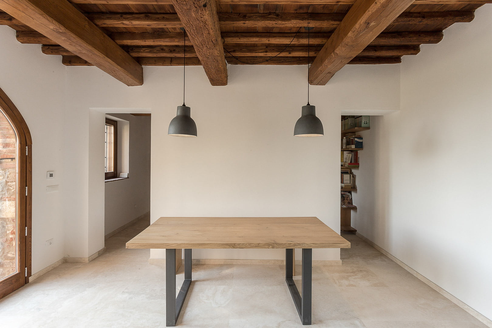 Ristrutturazione, interior design e riqualificazione energetica con cappotto termico in bioedilizia di una casa in collina nel Chianti