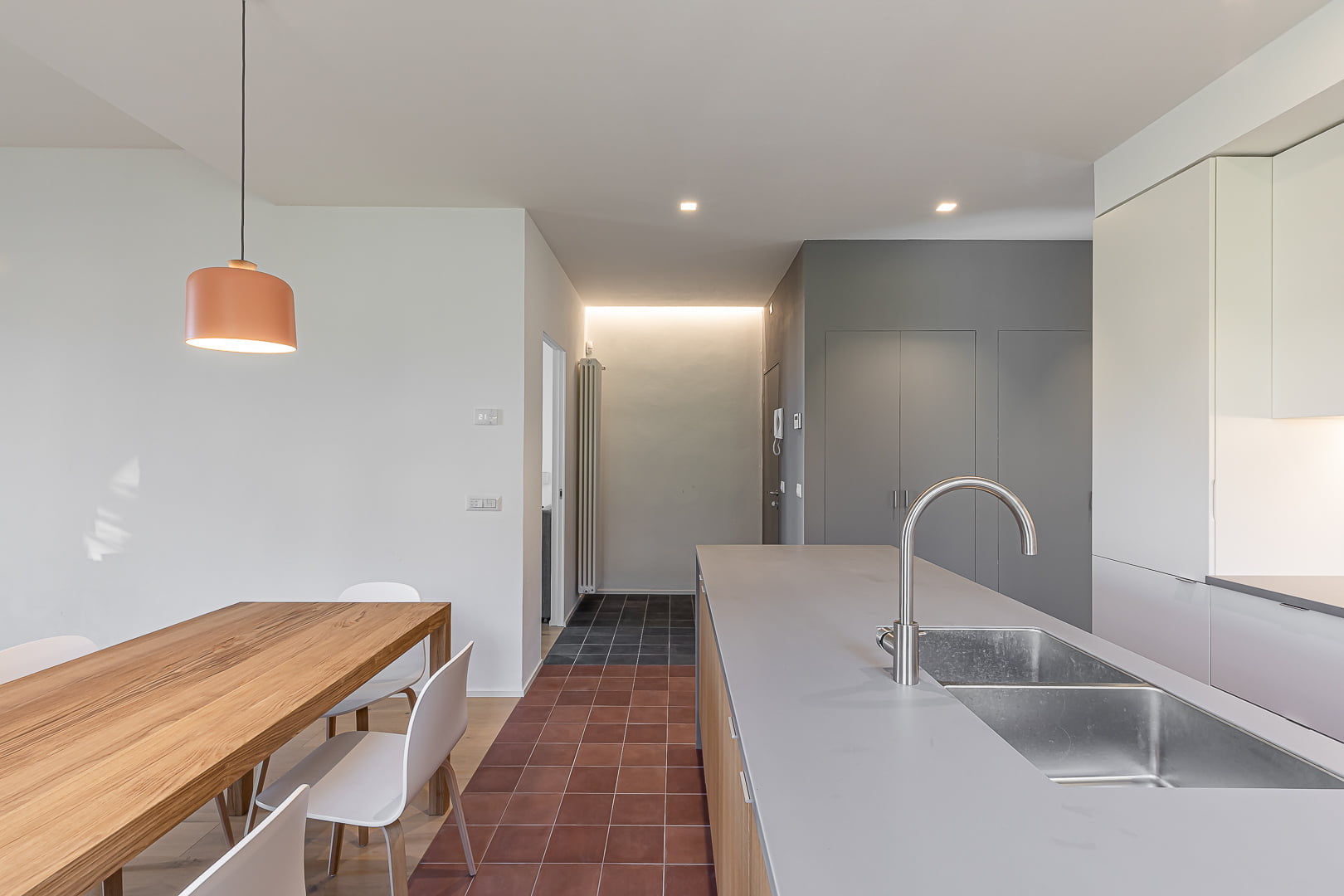 Ristrutturazione ed interior design di appartamento a Siena con open space, cucina con isola ed arredo bagno connesso alle Contrade